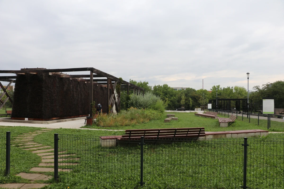 Najnowsze badania naukowców z Uniwersytetu Rolniczego w Krakowie ujawniają niepokojące fakty dotyczące bezpieczeństwa korzystania z miejskich tężni. W mgiełce, którą inhalują się mieszkańcy, wykryto groźne bakterie, w tym E. coli. Główny Inspektorat Sanitarny zapowiada opracowanie nowych wytycznych dla zarządców tego typu obiektów - informują reporterzy RMF FM i RMF MAXX.