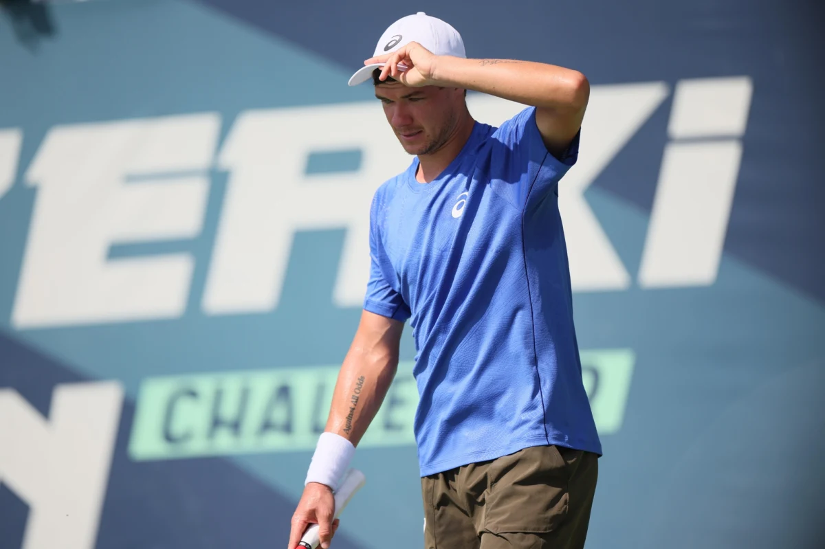 Kamil Majchrzak, po pokonaniu Rosjanina Karena Chaczanowa i awansie do trzeciej rundy US Open, podarował swoją czapkę młodemu kibicowi, który jednak nie nacieszył się z prezentu, bo podarunek zabrał mu inny, dorosły kibic. Sprawcą zamieszania okazał się znany w środowisku tenisa biznesmen, który musiał zmierzyć się z ogromną krytyką. Teraz wydał oświadczenie.