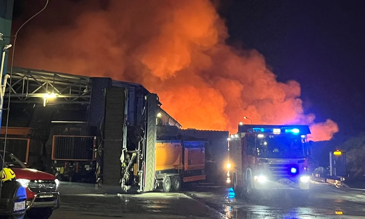 Strażacy opanowali duży pożar sortowni odpadów, który wczoraj późnym popołudniem wybuchł w sortowni odpadów w Bełżycach koło Lublina. Informację o wydarzeniu otrzymaliśmy na Gorącą Linię RMF FM.