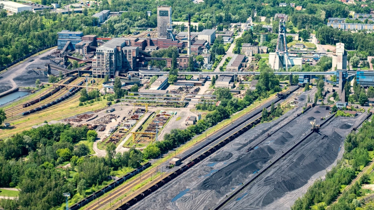 ​Na terenie kopalni Sośnica w Gliwicach, należącej do Polskiej Grupy Górniczej (PGG), powstanie pierwsza w Polsce pływająca farma fotowoltaiczna. Inwestycja otrzymała 6,8 mln euro dofinansowania z Funduszu Badawczego Węgla i Stali. Projekt o nazwie POSTEN ma nie tylko dostarczać zieloną energię, ale też wyznaczać kierunki rozwoju technologii OZE na terenach poprzemysłowych.