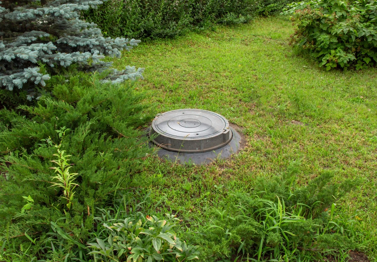 W całej Polsce trwa fala masowych kontroli gospodarstw domowych, które nie są podłączone do sieci kanalizacyjnej. Urzędnicy sprawdzają, czy właściciele domów mają podpisane umowy na wywóz nieczystości oraz czy regularnie korzystają z usług firm asenizacyjnych. Brak wymaganych dokumentów może słono kosztować – jak informuje portal farmer.pl, w skrajnych przypadkach kary sięgają nawet 5 tys. złotych.