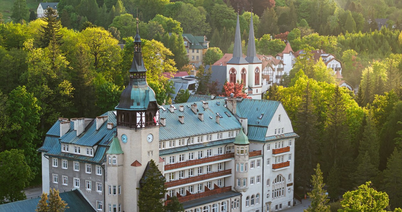 Uzdrowiskowa perła w sercu gór. Zapomnij o zatłoczonym Karpaczu