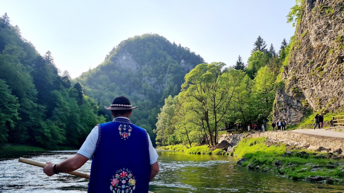 Drinki serwowane wprost na wodzie. Alkoholowy problem na spływach Dunajcem