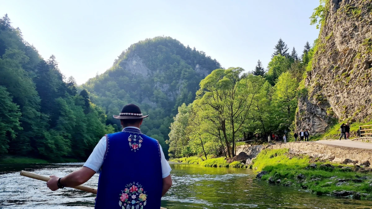 Stowarzyszenie Flisaków alarmuje o nowym problemie, jaki pojawił się w trakcie na trasie spływu Przełomem Dunajca. Chodzi o budkę na słowackiej stronie, z której turystom sprzedawany jest alkohol.