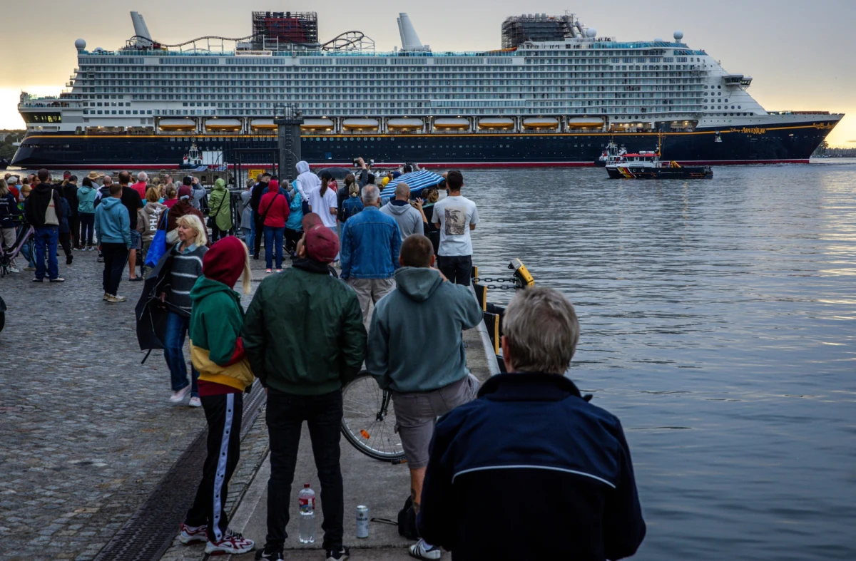 Historyczny dzień na Bałtyku! Największy statek wycieczkowy zbudowany w Niemczech, Disney Adventure, opuścił port w Wismarze i wyruszył w swój dziewiczy rejs. To inżynieryjny majstersztyk i morska atrakcja sezonu.