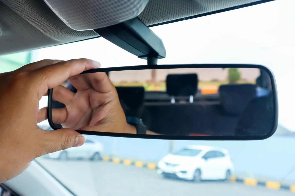 Złodzieje samochodów nieustannie udoskonalają swoje metody, by wykorzystać nieuwagę kierowców. Jedną z najnowszych i wyjątkowo skutecznych technik jest tzw. metoda "na kartkę". Pozornie niewinny kawałek papieru może być początkiem poważnych problemów. Sprawdź, jak działa ten trik i jak się przed nim uchronić.