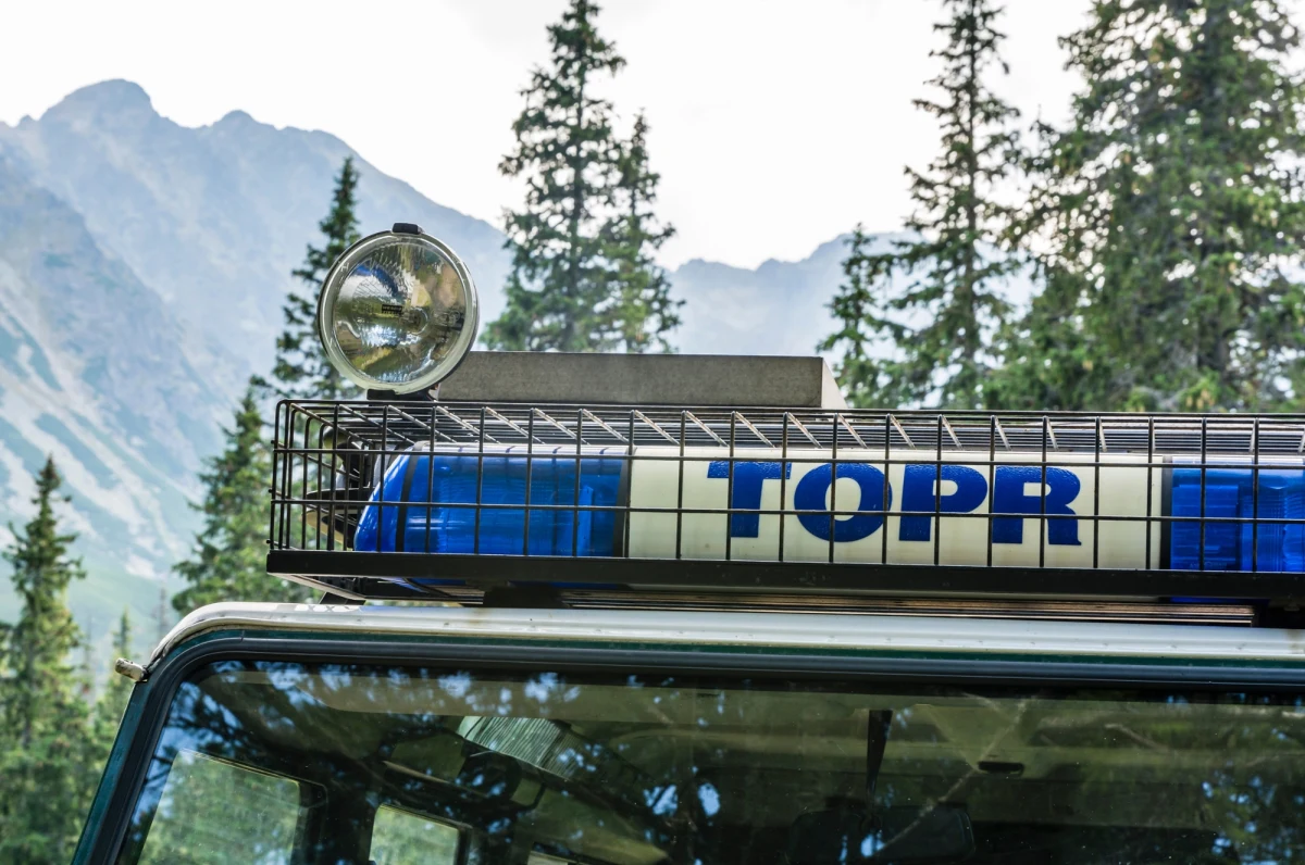 Ratownicy górscy podsumowali tegoroczne wakacje w Tatrach. Pomocy potrzebowało 411 turystów – to mniej niż w ubiegłym roku. Zmniejszenie liczby interwencji tłumaczone jest głównie deszczową pogodą w lipcu, która ograniczyła ruch na szlakach. Jeden wypadek zakończył się tragicznie.