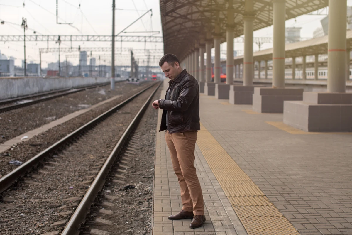 ​Pociąg z Gorzowa Wielkopolskiego do Kostrzyna nad Odrą, który zgodnie z rozkładem miał kursować codziennie, w sierpniu wykonał jedynie dwa kursy. Przez cały miesiąc w województwie lubuskim odwołano aż 367 połączeń kolejowych.