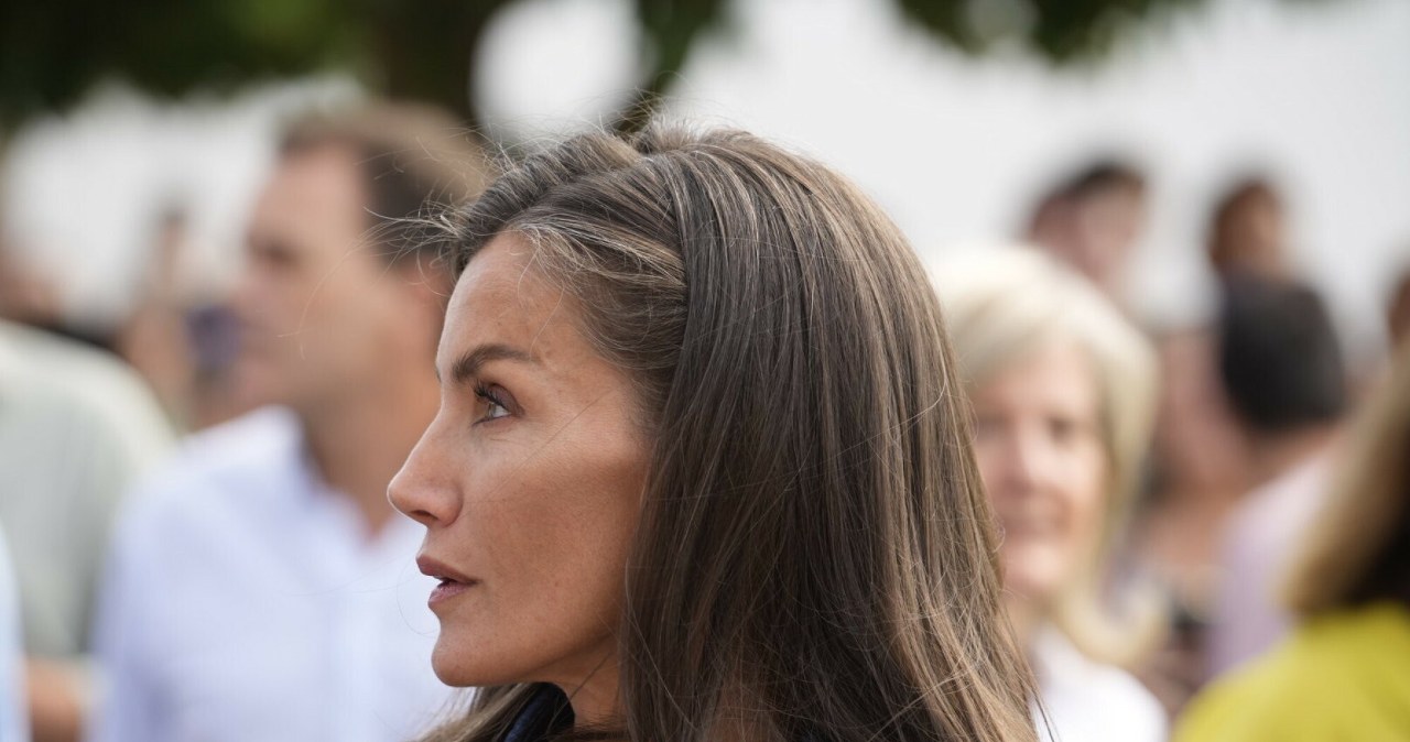 Królowa wyszła i zwróciła uwagę szczegółami. To gorący trend tej jesieni