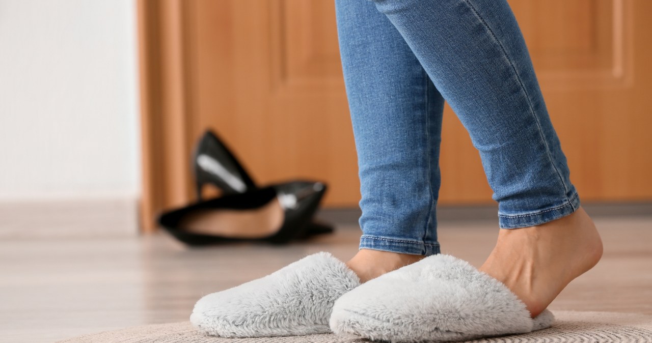 Boso w domu czy w kapciach? Oto co działa najlepiej dla twoich stóp