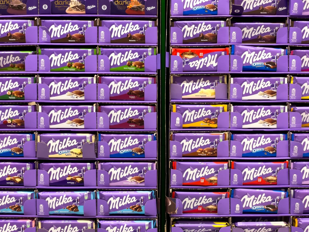 Centrum Konsumenta w Hamburgu złożyło pozew przeciwko firmie Mondelez, właścicielowi marki Milka, w Sądzie Okręgowym w Bremie. Jak potwierdził sąd agencji informacyjnej dpa, zarzut dotyczy nieuczciwej konkurencji. Organizacje konsumenckie nie kryją rozczarowania: nowa tabliczka Milki waży 90 zamiast dotychczasowych 100 gramów, ale informacji na opakowaniu brak.