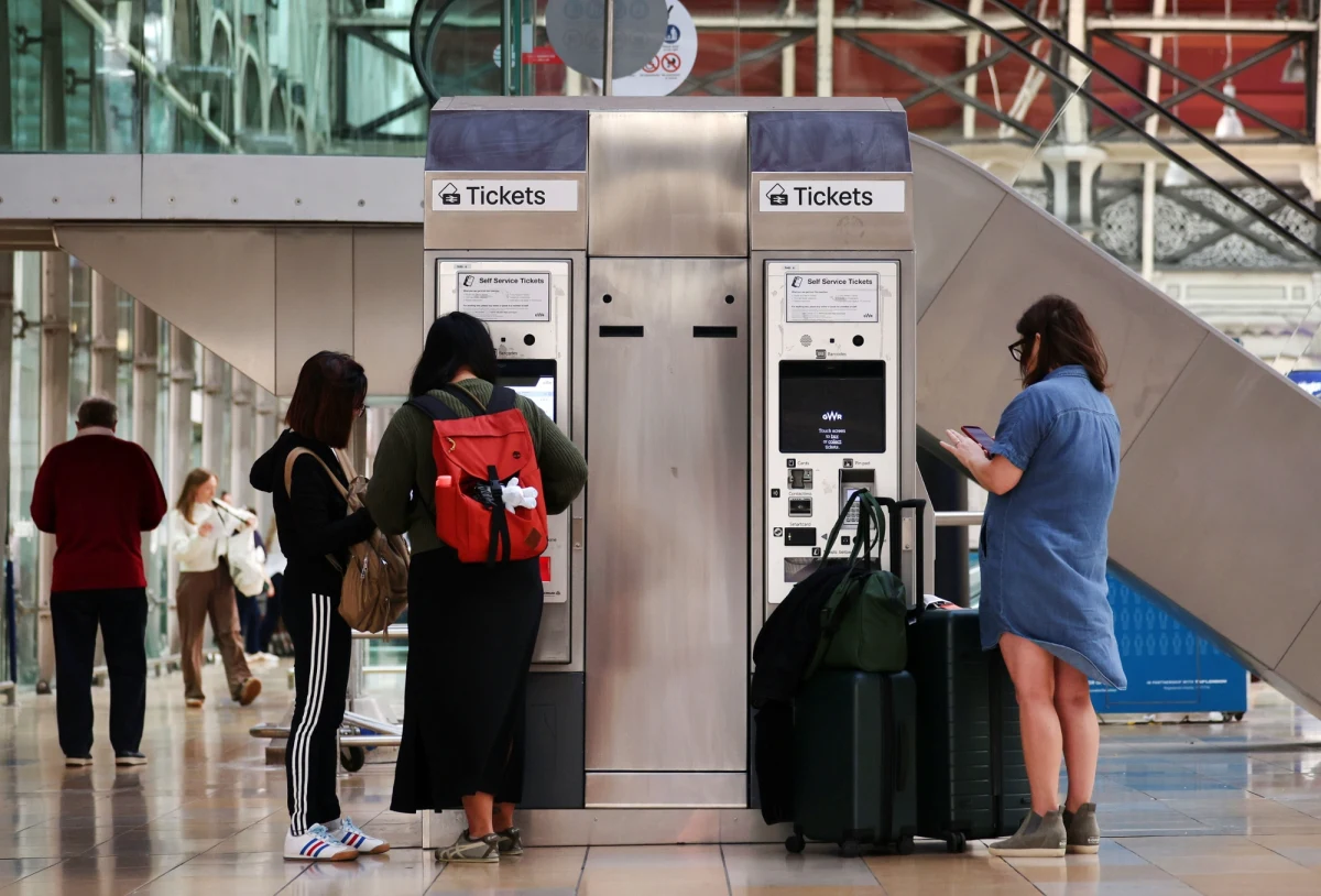 Pasażerowie z East Midlands jako pierwsi w Wielkiej Brytanii wypróbują innowacyjny system biletów kolejowych, który dzięki technologii GPS oraz aplikacji mobilnej automatycznie naliczy im najkorzystniejsze taryfy za podróż. To początek szeroko zakrojonych zmian w brytyjskim systemie kolejowym.