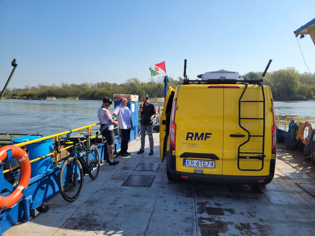 Łączy dwie miejscowości, przyciąga turystów i co ważne - pozwala ominąć korki. Prom kursujący od 11 lat między Gassami a Karczewem na Mazowszu najpewniej zakończy działalność. Jego właściciele muszą dokładać do biznesu. "Niski poziom Wisły bardzo komplikuje nam działalność" - przyznaje Jacek Jopowicz, współwłaściciel promu.