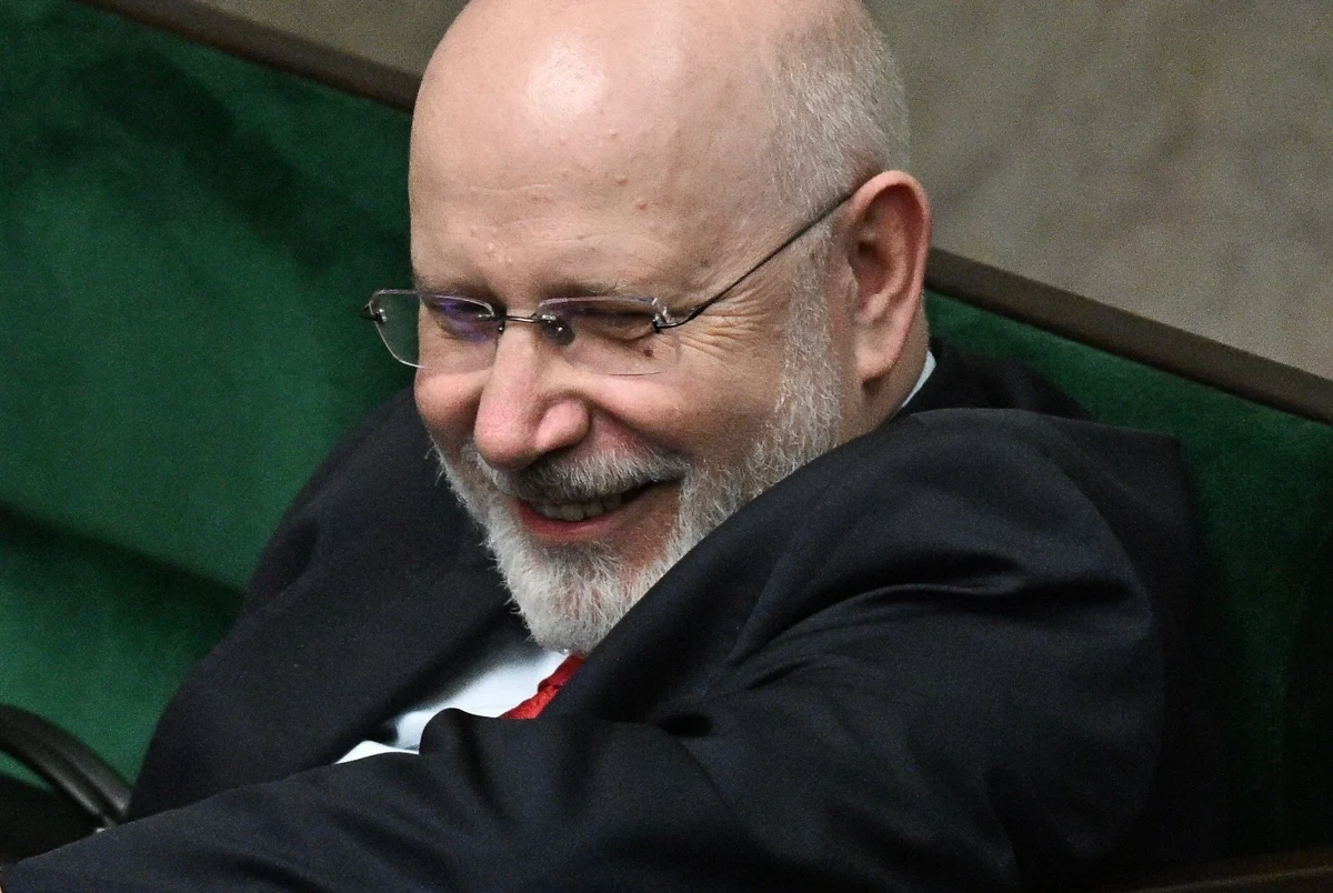 ​Znamy wynik losowania sędziów Trybunału Stanu, którzy rozpatrzą sejmowy wniosek o pociągnięcie do odpowiedzialności konstytucyjnej Macieja Świrskiego, byłego przewodniczącego Krajowej Rady Radiofonii i Telewizji. Zdecydowana większość wybranych właśnie sędziów została wskazana głosami posłów PiS, co pozwala przypuszczać, że Świrskiemu nic nie grozi. Szczegóły sprawy poznał reporter RMF FM Tomasz Skory.