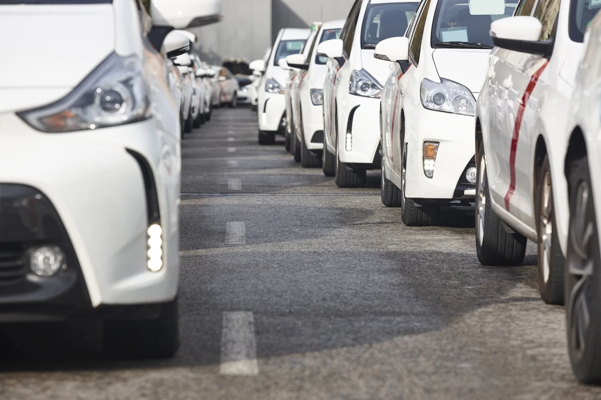 Zakup niemal nowego auta w znacznie niższej cenie jest celem wielu kierowców. Rozwiązaniem stają się sprawdzone auta poleasingowe, które łączą młody wiek z atrakcyjną ofertą. Warto poznać fenomen ich rosnącej popularności na rynku wtórnym.