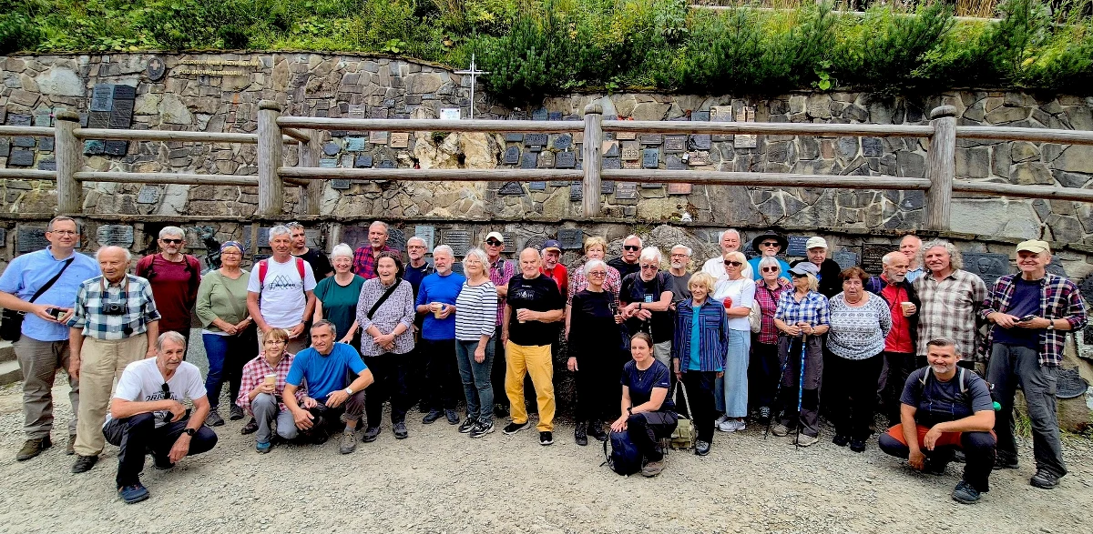 ​W sobotę 30 sierpnia na Wiktorówkach odsłonięto pamiątkowe tablice trzech wybitnych himalaistów - braci Andrzeja i Piotra Czoków oraz Jana Kiełkowskiego, alpinisty, a przede wszystkim autora monumentalnych dzieł poświęconych górom. Na miejscu, mimo podeszłego wieku, pojawiło się spore grono znajomych, partnerów wspinaczkowych, przyjaciół i członków rodziny uhonorowanych himalaistów.