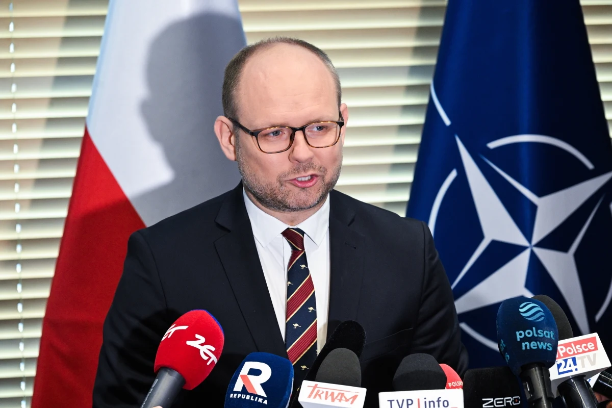 ​Szef prezydenckiego Biura Polityki Międzynarodowej Marcin Przydacz poinformował, że w wizycie prezydenta RP Karola Nawrockiego w Waszyngtonie weźmie udział dyrektor protokołu dyplomatycznego z Ministerstwa Spraw Zagranicznych. Dodał, że w składzie polskiej delegacji znajdą się także szef BBN Sławomir Cenckiewicz, a także europoseł PiS Adam Bielan. 