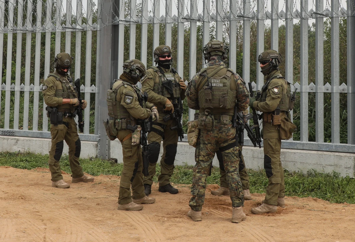 ​Przed Sądem Rejonowym w Białymstoku ruszył proces wolontariusza zaangażowanego w działania na granicy z Białorusią na rzecz migrantów. Prokuratura zarzuciła mu stosowanie gróźb karalnych i bezprawnego wywierania wpływu na funkcjonariuszy straży granicznej. Chodziło o wniosek migranta o przyznanie ochrony międzynarodowej.