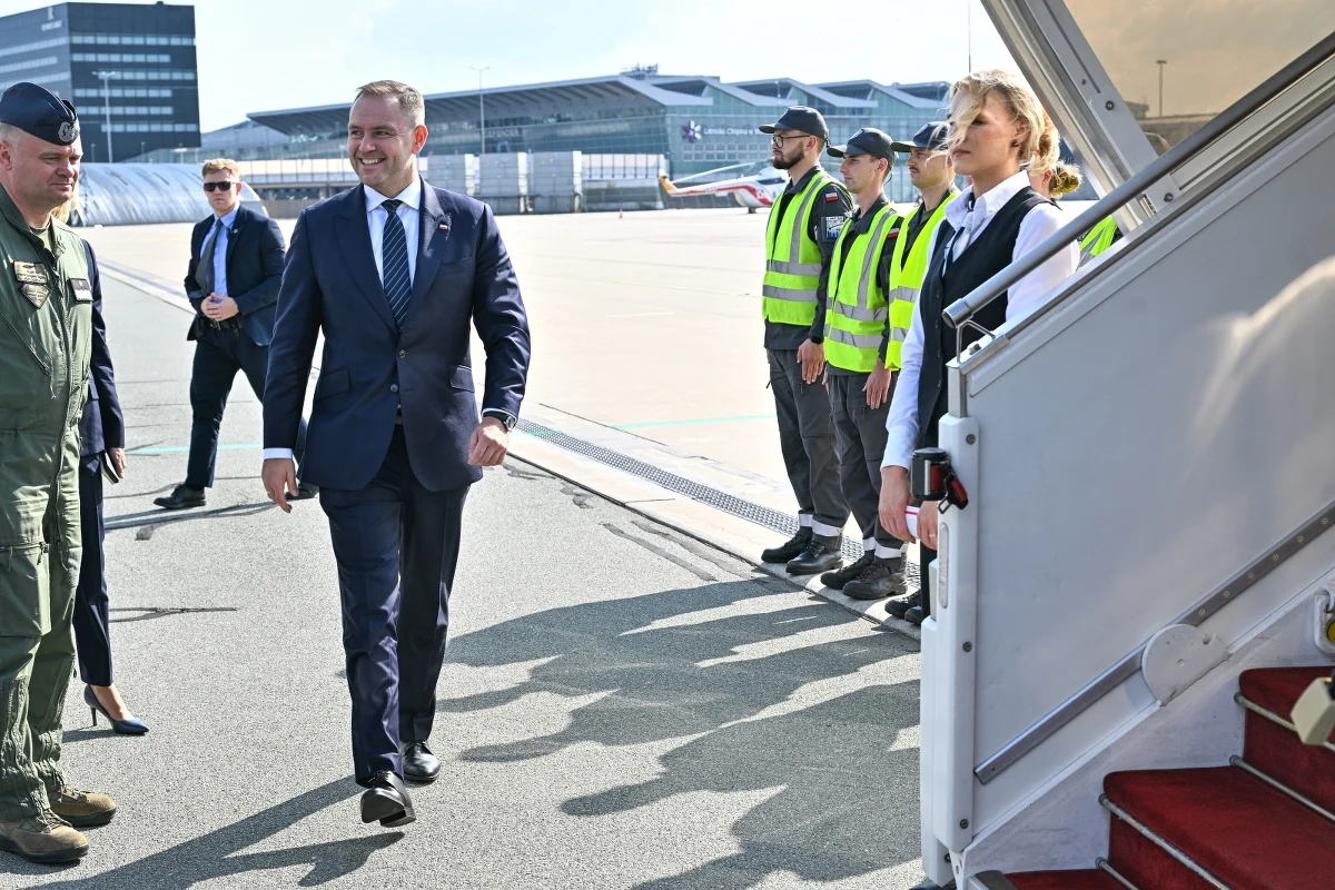 Rząd otrzyma po spotkaniu w Białym Domu notatkę ze wszystkimi najważniejszymi informacjami na temat przebiegu rozmowy prezydentów Karola Nawrockiego i Donalda Trumpa – zapewnił w rozmowie z korespondentem RMF FM Pawłem Żuchowskim minister Marcin Przydacz, po przylocie prezydenckiej delegacji do Waszyngtonu. Deklarował też, że w przyszłości jeżeli będzie taka konieczność, to przedstawiciele MSZ będą obecni w czasie takich spotkań.