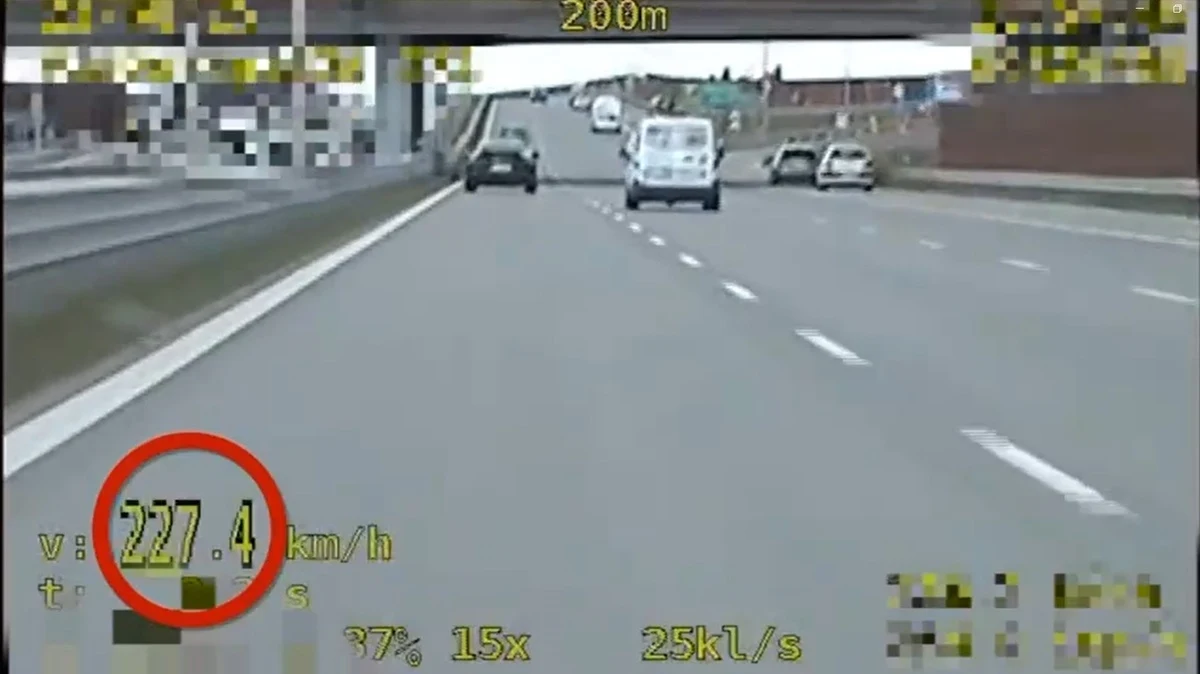 Policjanci z Piaseczna (Mazowieckie) zatrzymali kierowcę, który na trasie S7 prowadził porsche z prędkością 227 km/h. Do zdarzenia doszło na odcinku drogi, gdzie obowiązuje ograniczenie do 120 km/h. Mężczyzna został ukarany mandatem w wysokości 2,5 tysiąca złotych oraz otrzymał 15 punktów karnych.