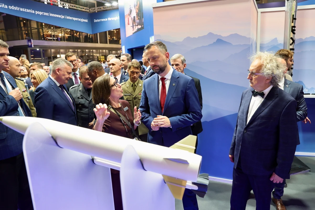 W polskim sektorze obronnym szykuje się prawdziwa rewolucja. Polska Grupa WB oraz południowokoreański koncern Hanwha podpisały umowę, na mocy której w naszym kraju powstanie nowoczesna fabryka rakiet CGR-080. Wydarzenie, które już teraz określane jest mianem jednego z najważniejszych w historii polskiej zbrojeniówki, ma kluczowe znaczenie dla bezpieczeństwa i niezależności militarnej Polski.