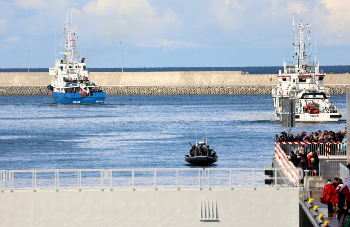Urząd Morski w Gdyni poinformował, że w tym roku przez kanał na Mierzei Wiślanej przeprawiło się tysiąc jednostek. Największy ruch w porcie Nowy Świat był od maja do września. Kanałem płynęły głównie łodzie rekreacyjne.