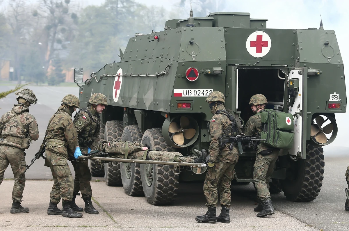 "Wczoraj podpisałem bardzo ważną umowę na radary pasywnej lokacji, które zwiększą zdolność operowania i rozpoznania. W przyszłym tygodniu kolejne umowy – na drugą fazę programu Wisła, w części dotyczącej systemów łączności" - powiedział w środę Władysław Kosniak-Kamysz na XXXVI Forum Ekonomicznym w Karpaczu. Minister obrony narodowej dodał, że również wczoraj podpisał umowę na kolejne karabinki Grot. Zdradził też, co z Rosomakami oraz że od stycznia ruszają powszechne szkolenia obronne i wojskowe.