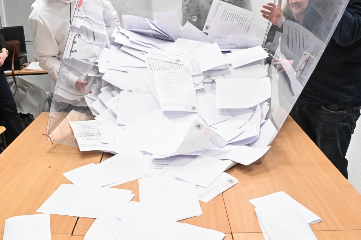 Dziewięciu członków obwodowej komisji wyborczej w Wieńcu odpowie przed sądem za poważne błędy podczas liczenia głosów w II turze wyborów prezydenckich. Prokuratura ustaliła, że w wyniku nieprawidłowości proceduralnych doszło do zamiany wyników dwóch kandydatów. Część podejrzanych przyznała się do winy, wszystkim grozi do trzech lat więzienia.