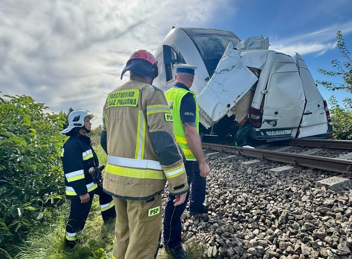 Zderzenie busa z pociągiem relacji Gdynia-Hel na przejeździe kolejowym w miejscowości Żelistrzewo (woj. pomorskie). Z pociągu ewakuowano 300 osób. Ranny został kierujący busem. Mężczyzna trafił do szpitala. 