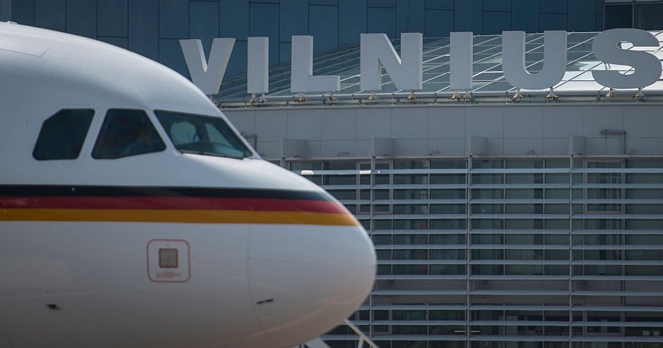 Samolot z prezydentem Litwy krążył nad lotniskiem. "Uruchomiono procedury"