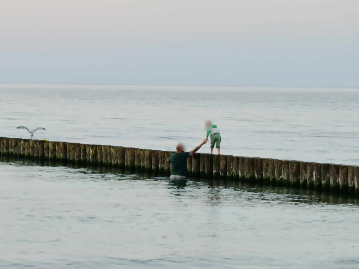 Z malutkim dzieckiem za rękę wybrał się na spacer po falochronie. Do niebezpiecznej sytuacji doszło w poniedziałek po południu w Kołobrzegu. Ratownicy WOPR nie pozostawiają złudzeń: "Tak się nie zachowują odpowiedzialni rodzice".