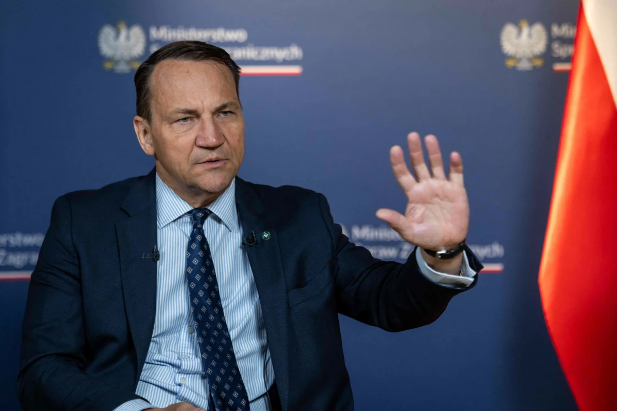 "Nieprawdą jest, jakoby Pałac Prezydencki dowiedział się o moim spotkaniu z Sekretarzem Stanu USA od strony amerykańskiej" - poinformował w środę wicepremier, szef MSZ Radosław Sikorski, który we wtorek spotkał się z Marco Rubio. Słowa ministra spraw zagranicznych są pokłosiem pogłosek, że "duży pałac" nie wiedział o spotkaniu i że była to złośliwość przed dzisiejszym spotkaniem prezydenta Karola Nawrockiego z prezydentem USA Donaldem Trumpem. 