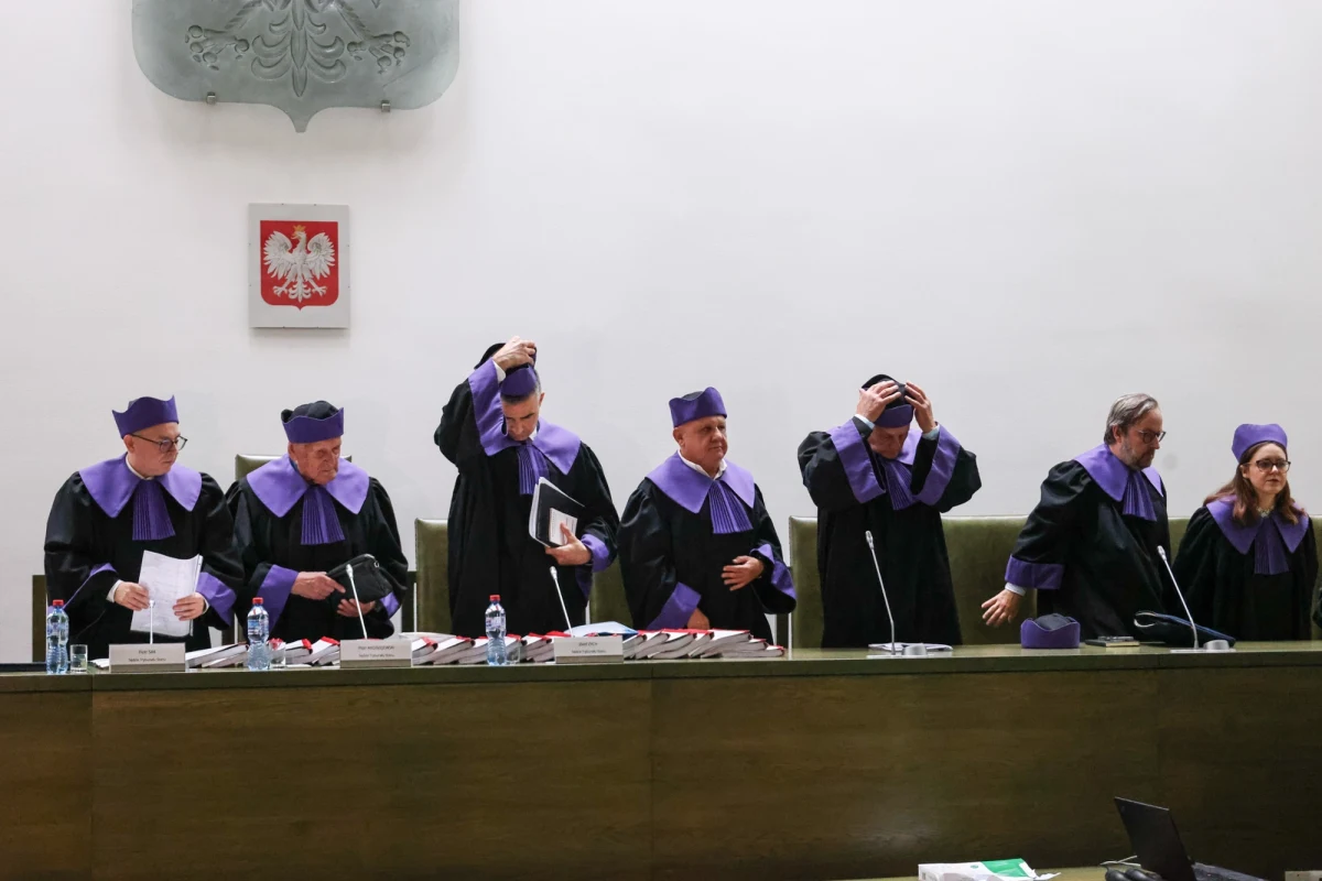 Zamieszanie przed posiedzeniem Trybunału Stanu. Kilkoro sędziów, którzy stawili się przed godz. 12 na posiedzenie w sprawie immunitetu przewodniczącej tego Trybunału Małgorzaty Manowskiej, początkowo nie zostało wpuszczonych na salę rozpraw. Na sali przygotowano miejsce dla trzech sędziów. 