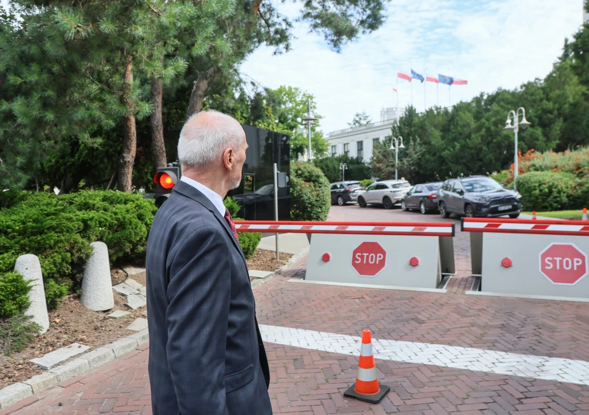 Antoni Macierewicz - podejrzanym. Jak dowiedział się reporter RMF FM, były minister obrony usłyszał właśnie w Prokuraturze Krajowej zarzuty ujawnienia informacji niejawnych w związku z działalnością podkomisji smoleńskiej.