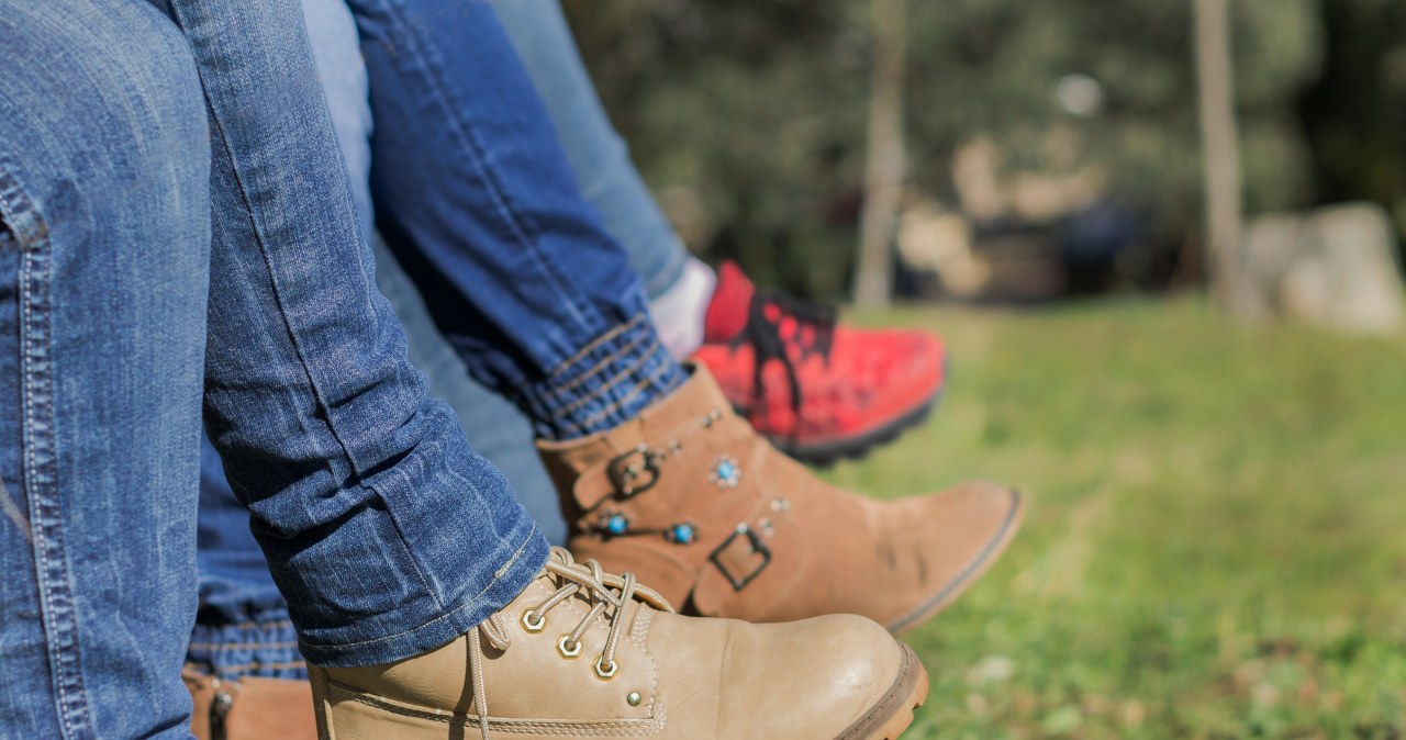 Trik z gazetą uratuje buty po deszczu. Zero wilgoci i przykrego zapachu