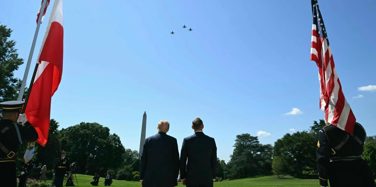 Polski prezydent Karol Nawrocki przybył na spotkanie z Donaldem Trumpem w Białym Domu. Nawrockiego uhonorowano przelotem myśliwców nad Waszyngtonem. To symboliczny gest, którym Amerykanie oddali także hołd tragicznie zmarłemu polskiemu pilotowi F-16 Maciejowi Krakowianowi. Rozmowy między prezydentami Polski i USA właśnie się rozpoczęły.