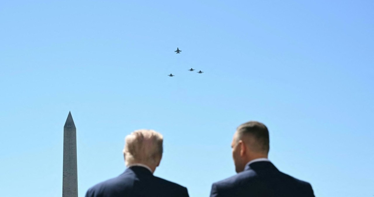 Wyjątkowy gest podczas wizyty Nawrockiego w USA. Amerykanie oddali hołd pilotowi legendzie wiadomości,aktualności,Interia Wyjątkowy gest podczas wizyty Nawrockiego w USA. Amerykanie oddali hołd pilotowi legendzie