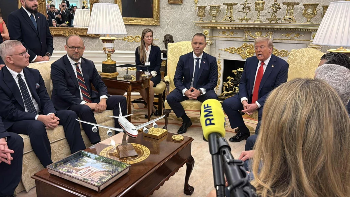 Prezydent Polski Karol Nawrocki przybył na spotkanie z Donaldem Trumpem. Z ust prezydenta Stanów Zjednoczonych w odpowiedzi na pytanie korespondenta RMF FM Pawła Żuchowskiego padło niezwykle ważne zapewnienie dla Polski: Amerykańscy żołnierze zostaną w naszym kraju. Trump mówił także o swoim rozczarowaniu Władimirem Putinem i przyszłości konfliktu w Ukrainie.