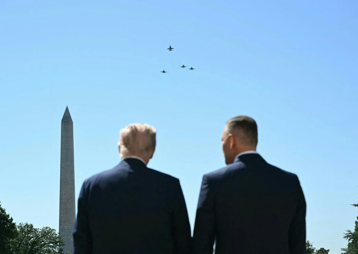 Prezydent USA Donald Trump potwierdził, że przelot myśliwców przed spotkaniem z prezydentem Karolem Nawrockim miał na celu uhonorowanie zmarłego w wypadku w Radomiu pilota F-16 mjr. Macieja Krakowiana. "To był fantastyczny pilot. Myślę, że ludzie w Polsce są smutni z tego powodu" - powiedział.