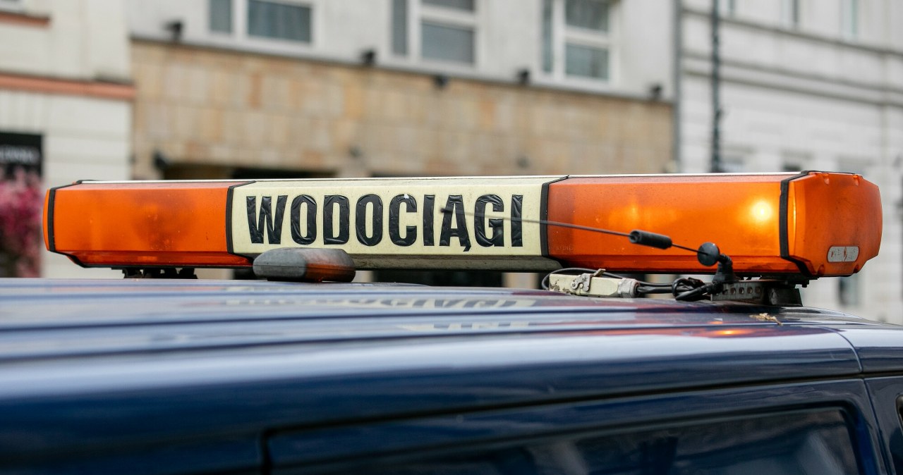 Woda płynie, dopóki system działa. Państwo stawia cyfrową zaporę