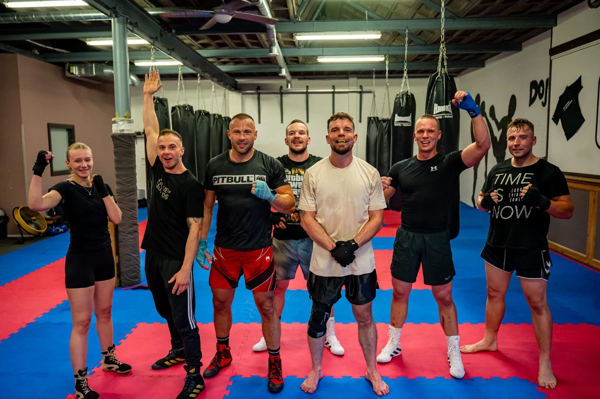 Przyjechał do Rotterdamu by rozwijać swoje pięściarskie umiejętności. Plany pokrzyżowała kontuzja barku. Piotr Drożyński postanowił więc rozpocząć pracę jako trener. Założył Polską Szkołę Boksu Husaria. Zajęcia prowadzi od roku, a pod jego okiem swoje umiejętności regularnie rozwija kilkunastoosobowa grupa naszych rodaków. Drożyński wraca jednak do Polski, bo chce powalczyć o swoje sportowe marzenia.