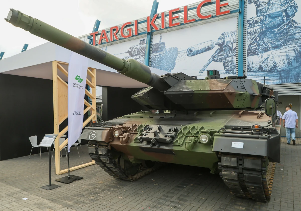 ​Incydent podczas Międzynarodowego Salonu Przemysłu Obronnego w Kielcach. Czerwonym płynem oblano stoisko jednej z izraelskich firm. Żandarmeria Wojskowa zatrzymała 21-latkę z Poznania i 26-latka z Warszawy.