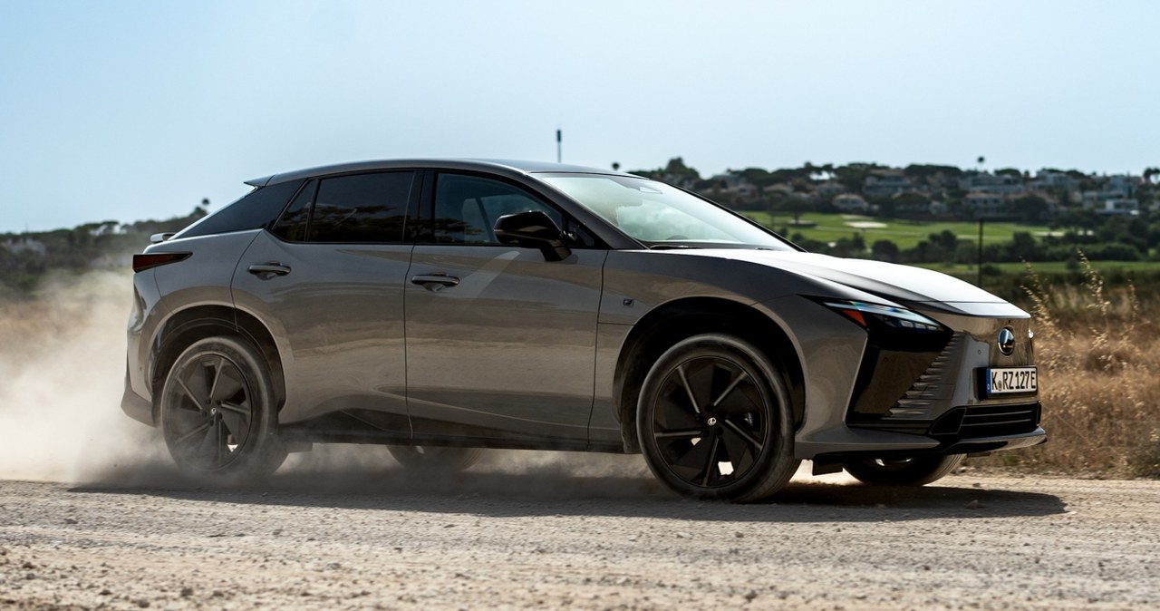 Nowy Lexus RZ zaskakuje zasięgiem i kosmiczną kierownicą. Nie będzie hitem