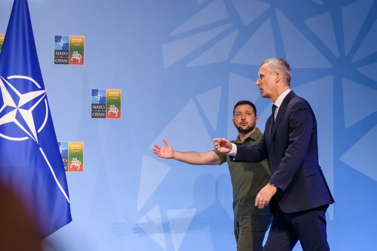 Ponad połowa Polaków (53 proc.) uważa, że Polska nie powinna popierać wejścia Ukrainy do NATO - wynika z sondażu IBRiS przeprowadzonego na zlecenie "Rzeczpospolitej". Przeciwko wsparciu Ukrainy są głównie mężczyźni, pięćdziesięciolatkowie, mieszkańcy wsi i oceniający sytuację swojego gospodarstwa jako raczej złą. 