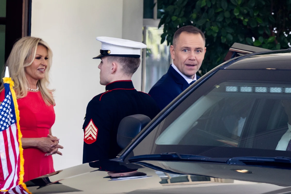 Współpraca z panem premierem Kosiniakiem-Kamyszem jest propaństwowa - mówił w wywiadzie dla Telewizji Republika prezydent Karol Nawrocki. Z dystansem odniósł się natomiast do szefa MSZ Radosława Sikorskiego. "Przyjdzie czas, kiedy zaproszę pana wicepremiera, szefa MSZ Radosława Sikorskiego i wyłożę mu moją deklarację i mapę, jak powinniśmy działać z dobrem dla Polski" - podkreślił Nawrocki, odnosząc się nominacji ambasadorskich m.in. w USA. 