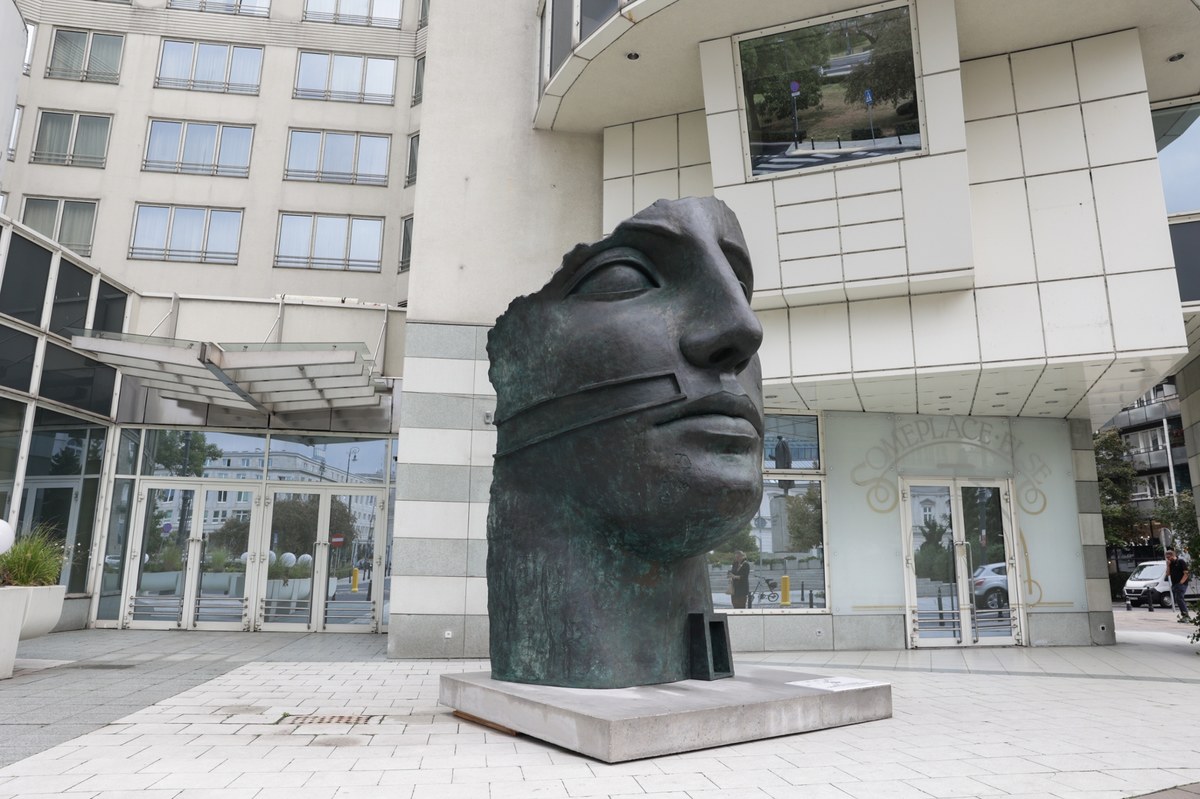 Monumentalna rzeźba Mitoraja na placu Trzech Krzyży w Warszawie