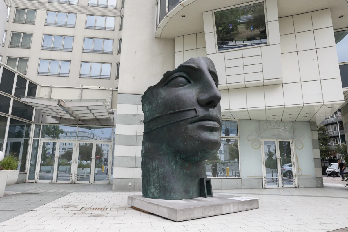 "Tindaro" - praca Igora Mitoraja - stanęła na placu Trzech Krzyży w Warszawie. 4-metrowa, ważąca 2,6 t wykonana z brązu rzeźba przyjechała do stolicy z Paryża.