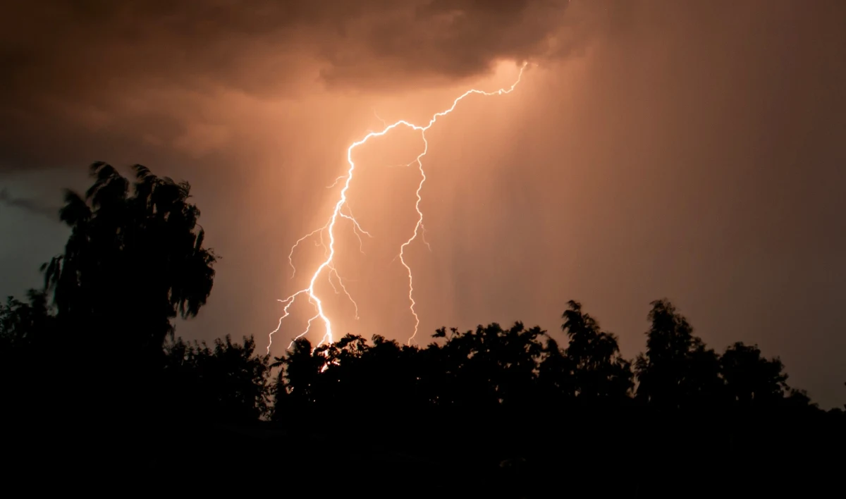 Ostrzeżenia IMGW dla południowo-wschodniej części kraju. Spodziewane są tam burze, opady do 30 mm oraz porywy wiatru do 70 km/h, możliwy jest też grad. 