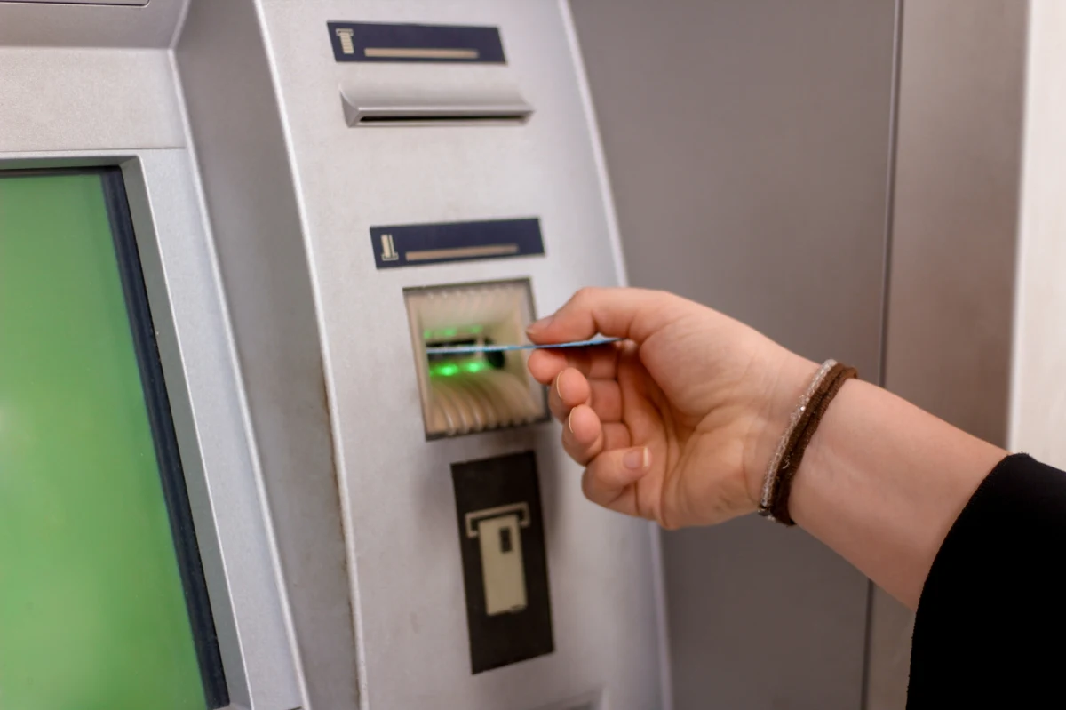 Do tej pory banki zabezpieczały swoje marże odsetkowe przed wpływem spadku stóp procentowych, jednak sytuacja ulegnie zmianie. Jak informuje czwartkowy "Puls Biznesu", instytucje finansowe skoncentrują się teraz na zwiększaniu dochodów z prowizji. Bardzo możliwe, że w najbliższych miesiącach klienci polskich banków muszą przygotować się na istotne zmiany w cennikach usług. 