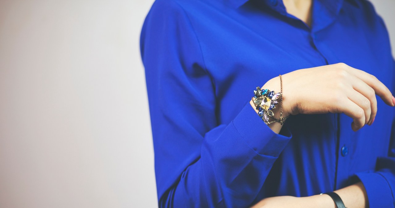 Panie po 50-tce kochają ten kolor ubrań. Odejmuje lat i dodaje energii